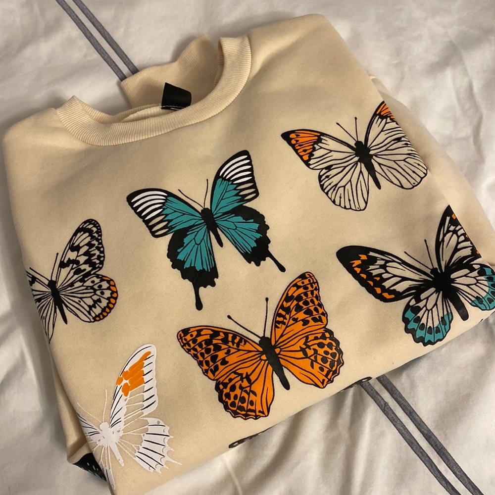 SHEIN BUTTERFLY SWEATER XS